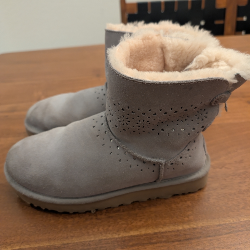 UGG Dae Sunshine Perf Gray Leather Sheepskin Lined Boot Women's 8